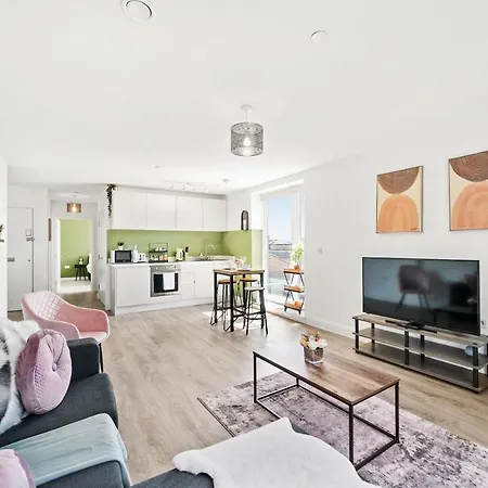 Stunning Penthouse - Balcony Apartment *